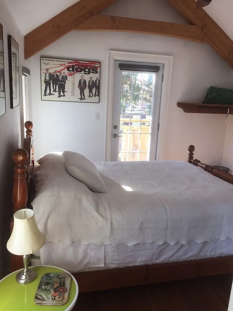 Stonehouse On Sterling Guesthouse Toronto