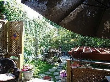 Stonehouse On Sterling Guesthouse Toronto Canada